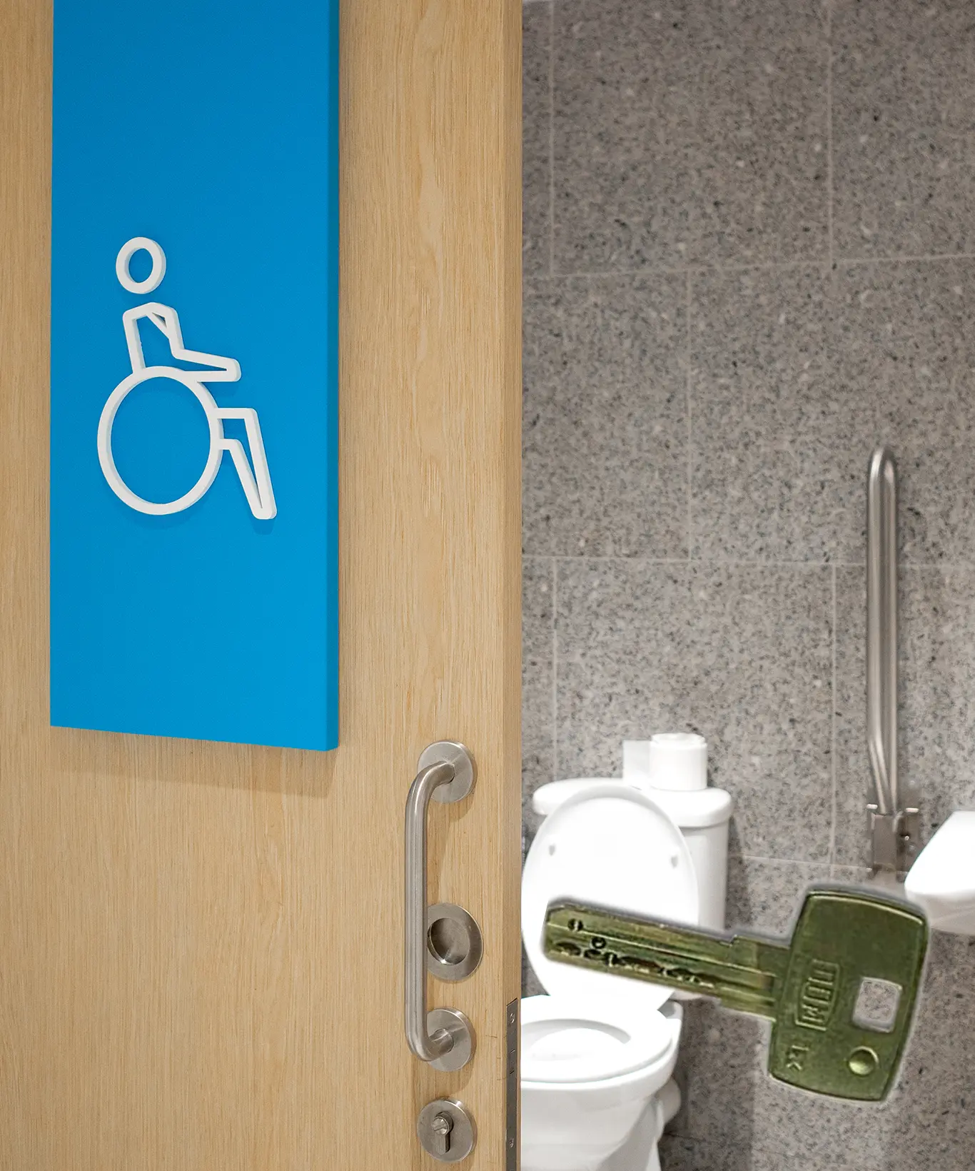 Der Euroschlüssel öffnet die Türe zu vielen behindertengerechten WC´s in ganz Europa.