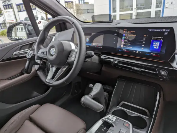 Fahrhilfen Handbedienung Classic II im BMW 2er aus Beifahrersicht