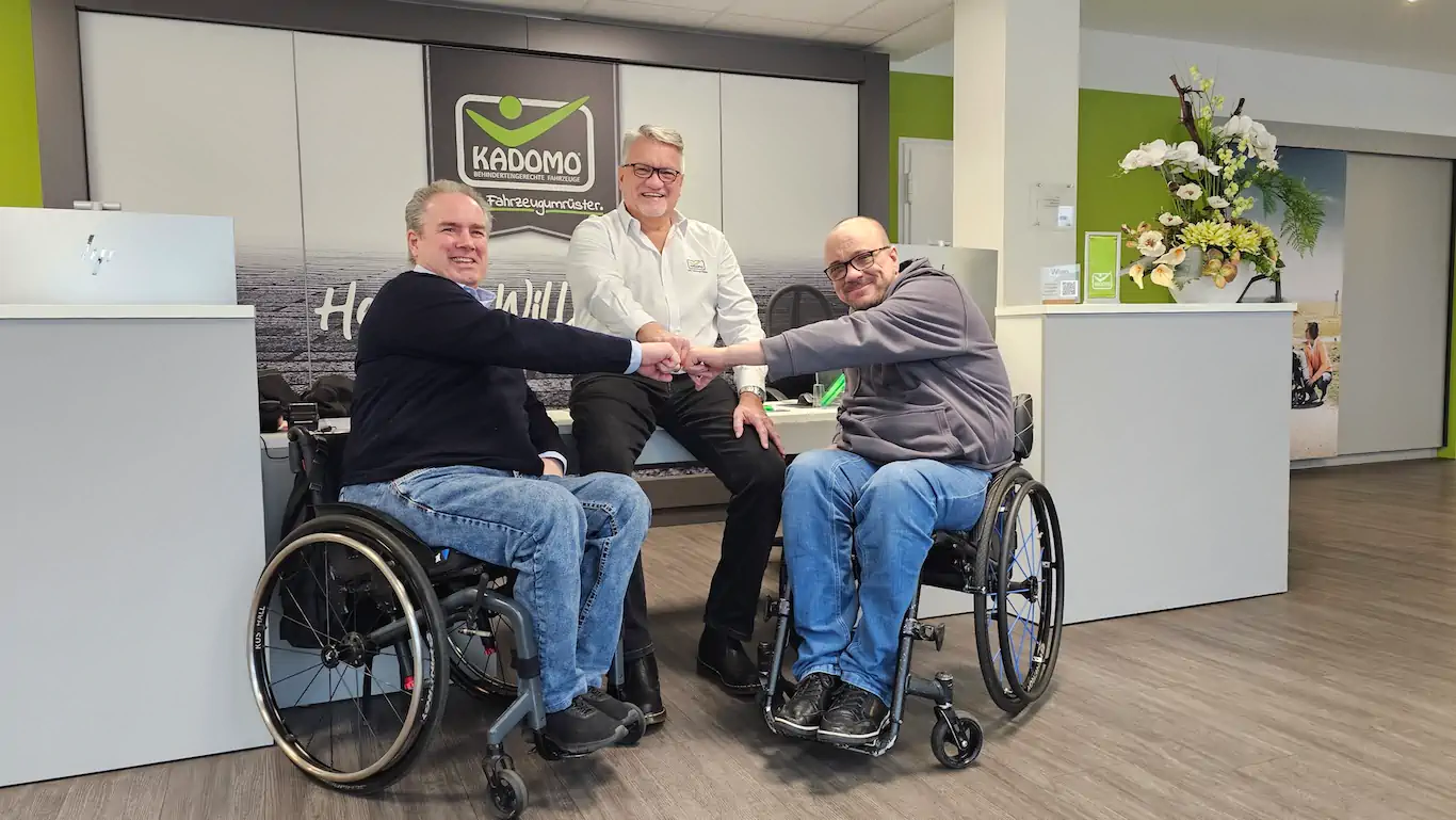 Kevin Schultes, 1. Vorsitzender der FGQ, Frank Rösner und Udo Späker vereinbaren die Zusammenarbeit