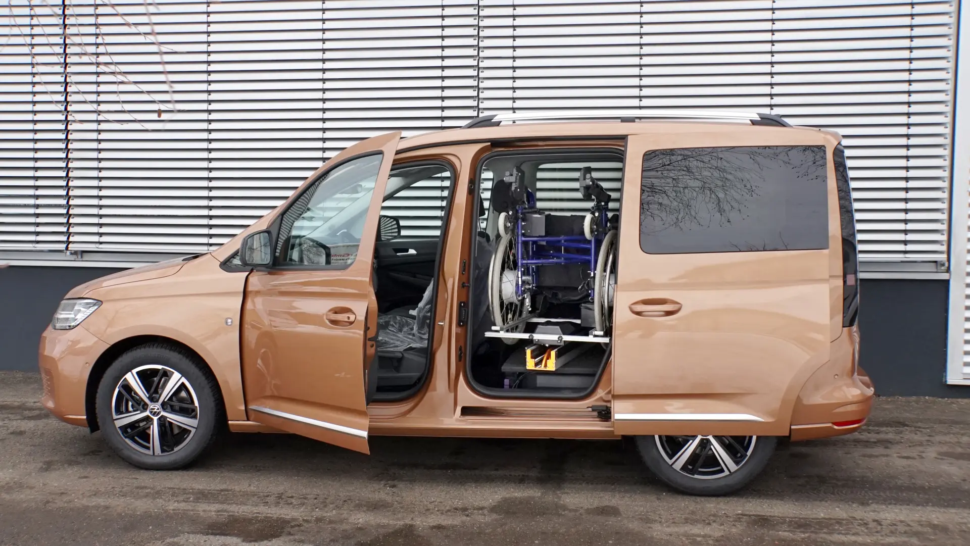 Ladeboy S2 mit ungefaltetem Rollstuhl im VW Caddy VI