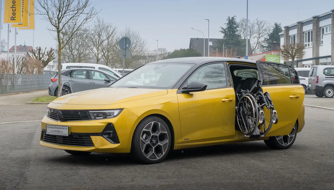 Rollstuhl-Ladehilfe Ladeboy S2 im Opel Astra beim Verladevorgang